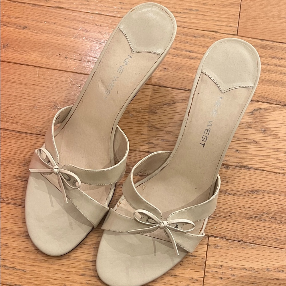 Nine West Beige Women's Low Strappy Leather Heels w/ Bow Detail - 8.5